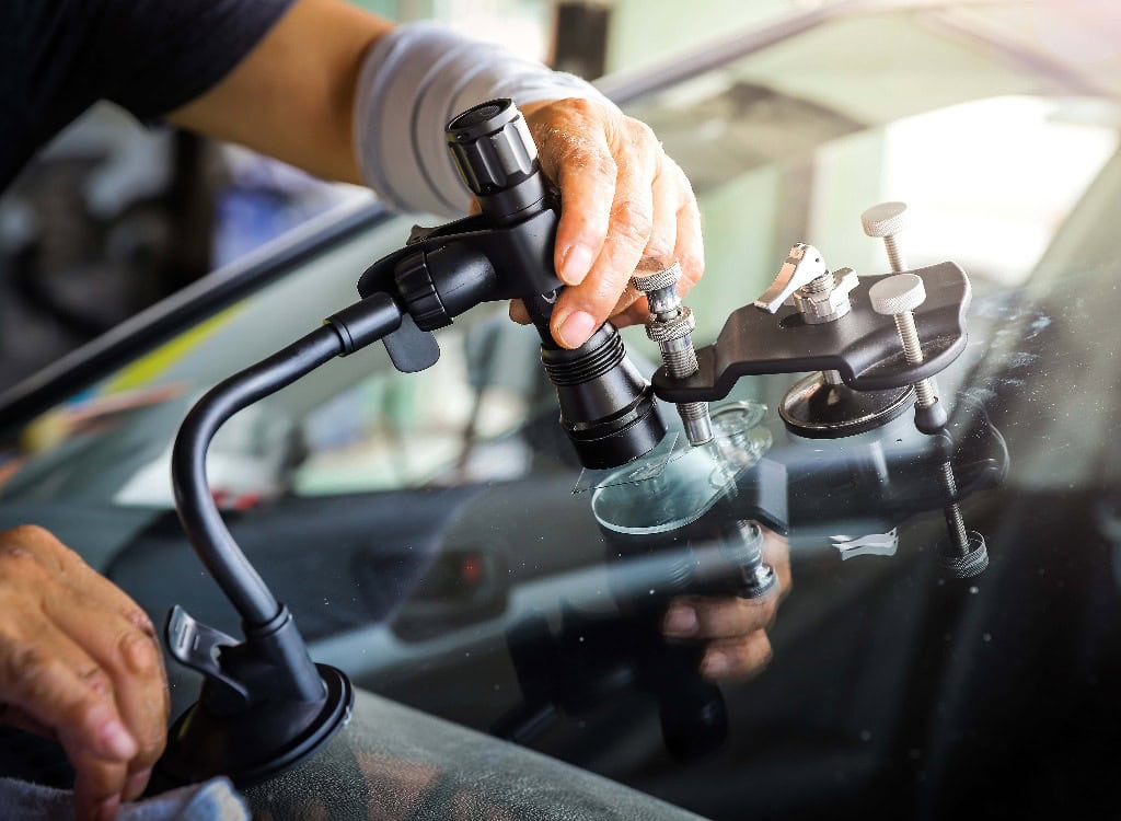 Das zerbrochene Autoglas wird mit professioneller Ausrüstung repariert